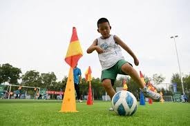 详解棒球规则中的“死球转活球”过程及球击中主审后的垒位补偿